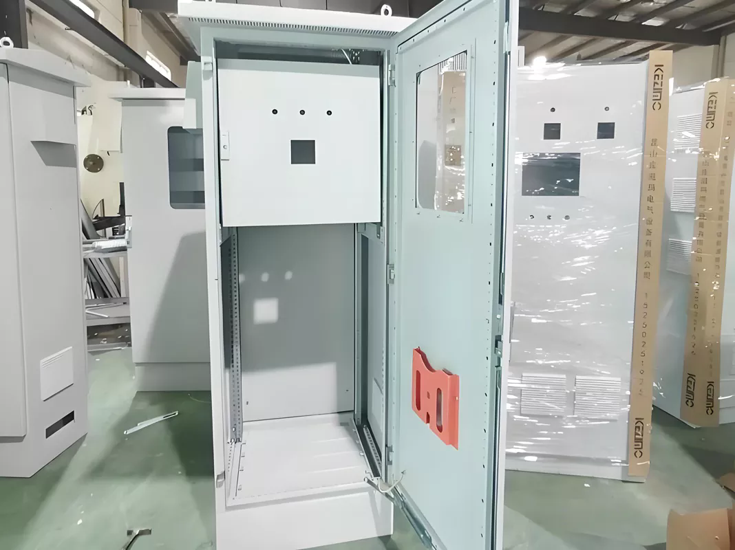 W jaki sposób szafa sieciowa poprawia infrastrukturę IT?