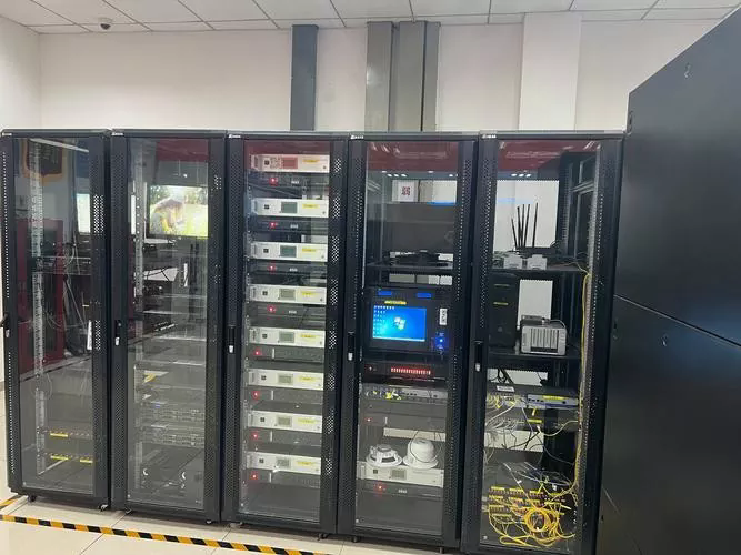 W jaki sposób szafka o słabym natężeniu prądu poprawia integrację systemu?