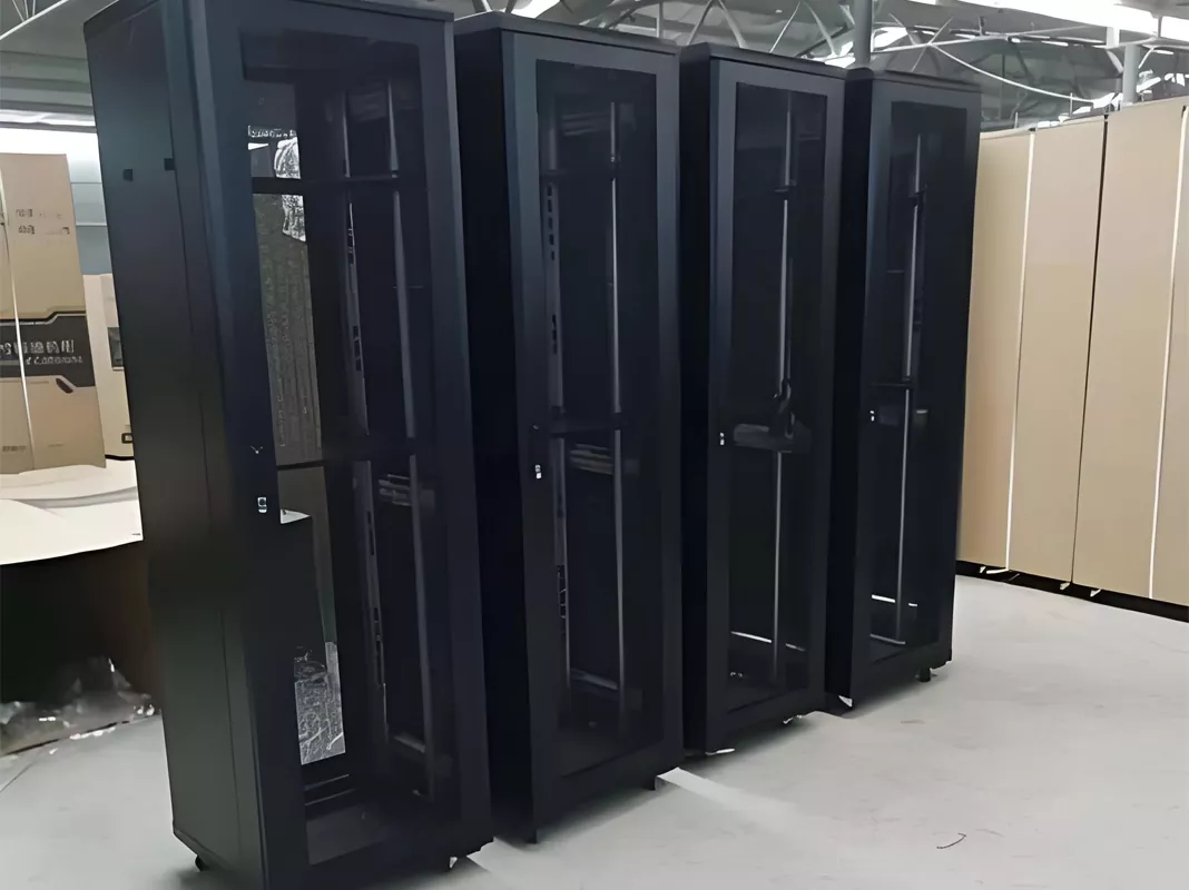 Szafka sieciowa do sali komputerowej