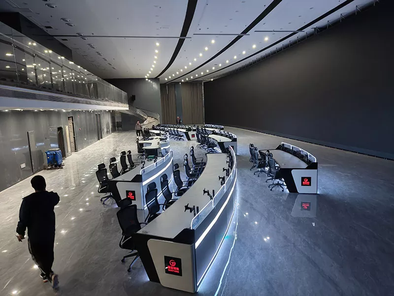 Zakrzywiona konsola monitorująca